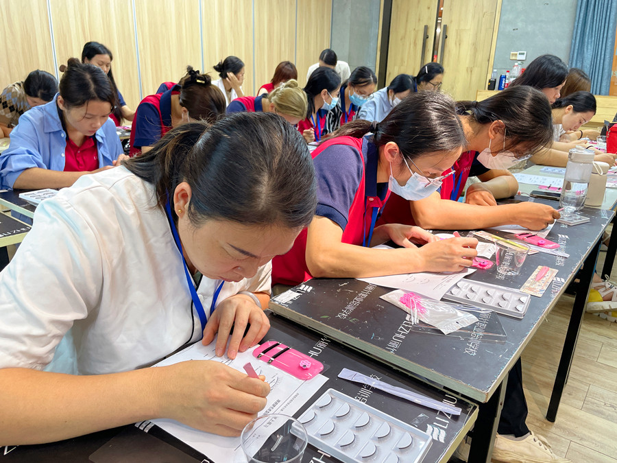 南寧美睫學校開展桂林美業(yè)技能大賽賽前培訓