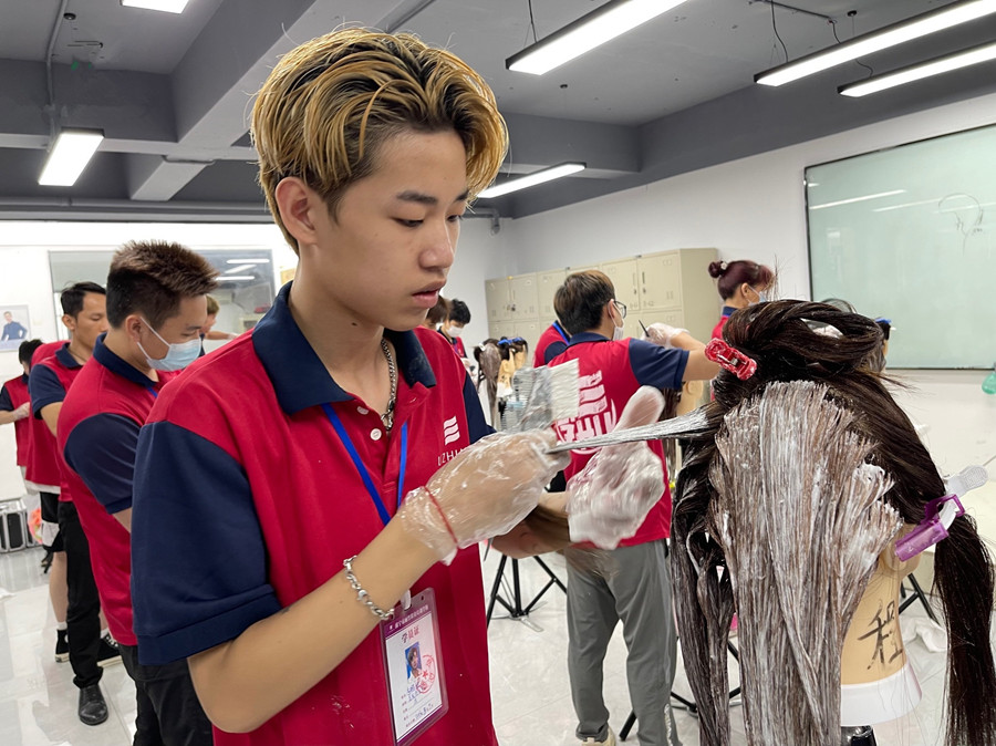 染發(fā)后怎么洗頭？南寧染發(fā)學(xué)校告訴你方法