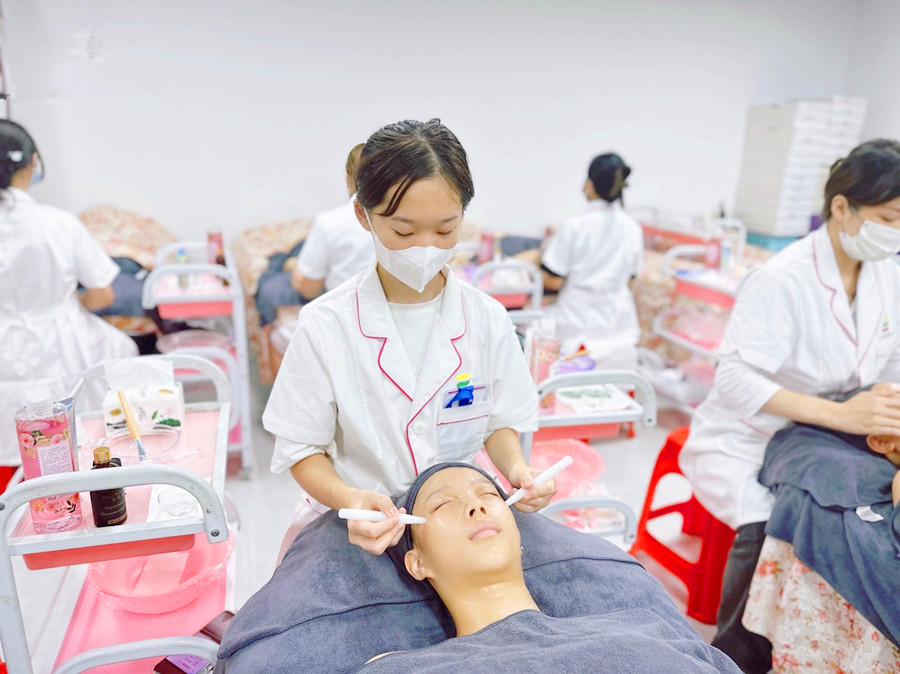 秋季面部撥筋的好處，廣西美容護(hù)膚培訓(xùn)