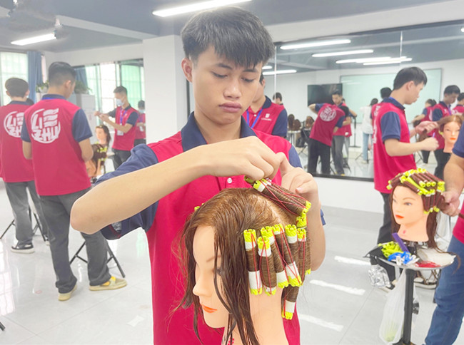 南寧燙染師培訓(xùn)教材：燙發(fā)杠型號大小介紹