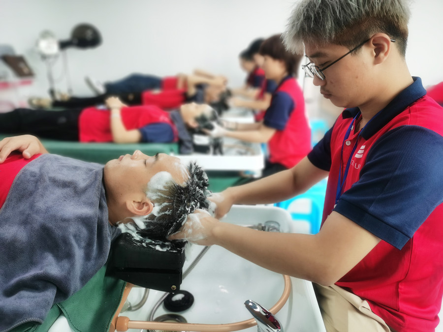 護發(fā)素洗不干凈的危害，南寧美發(fā)師職業(yè)學(xué)校