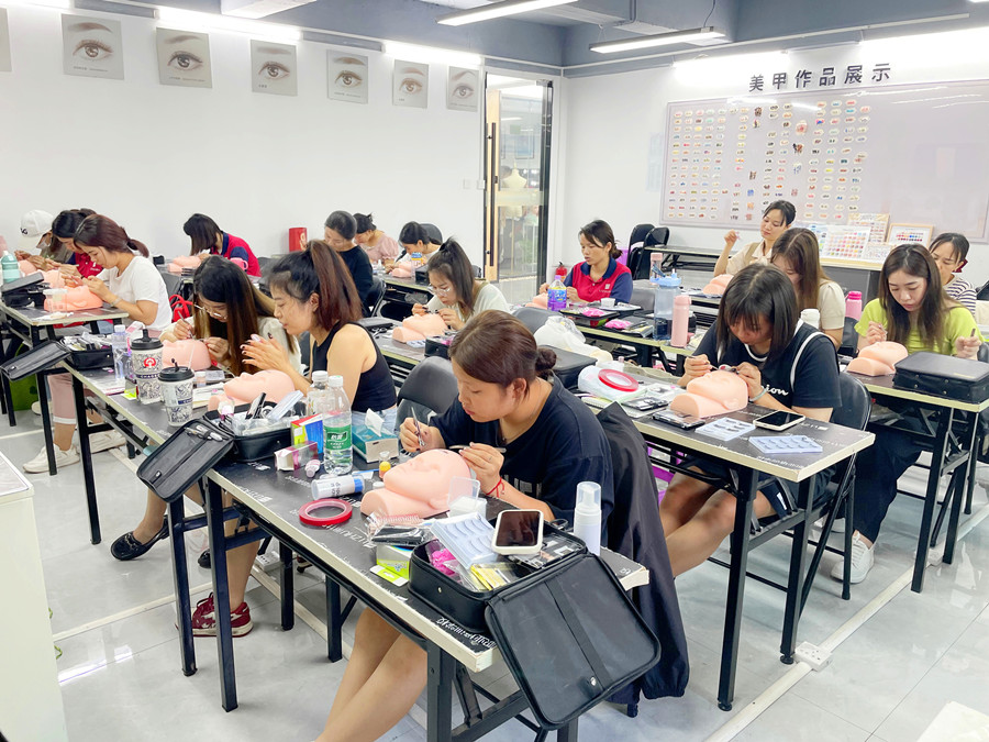 為什么要在假頭模練習(xí)美睫？廣西美睫培訓(xùn)課件解析