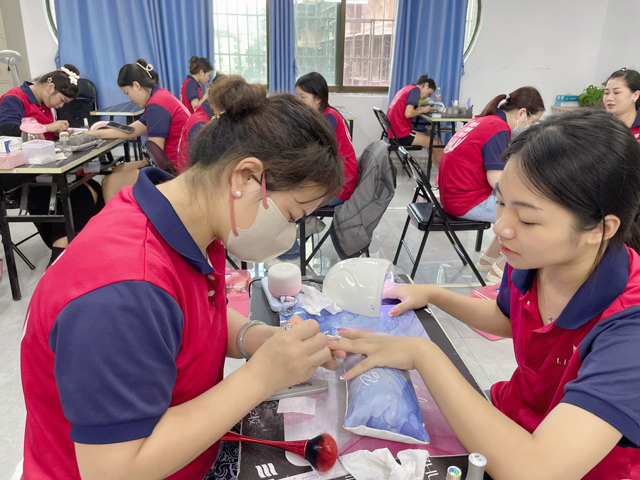 南寧美甲職業(yè)：指甲油干了怎么辦？