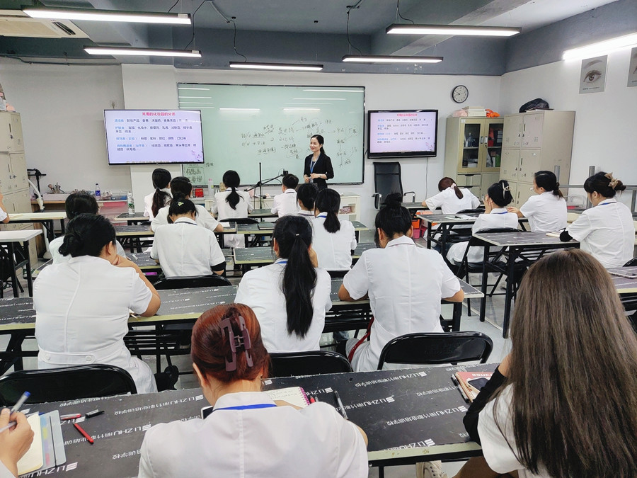 南寧美容化妝培訓學校課程：常見化的化妝品分類