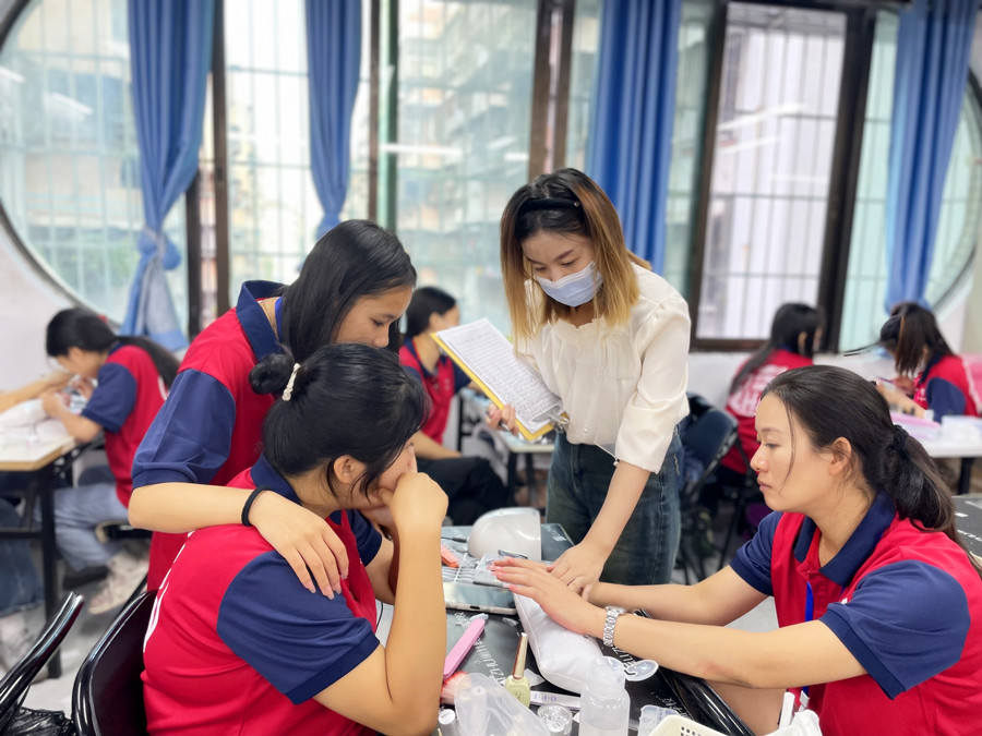 美甲涂指甲油的方法，廣西美甲基礎(chǔ)培訓(xùn)