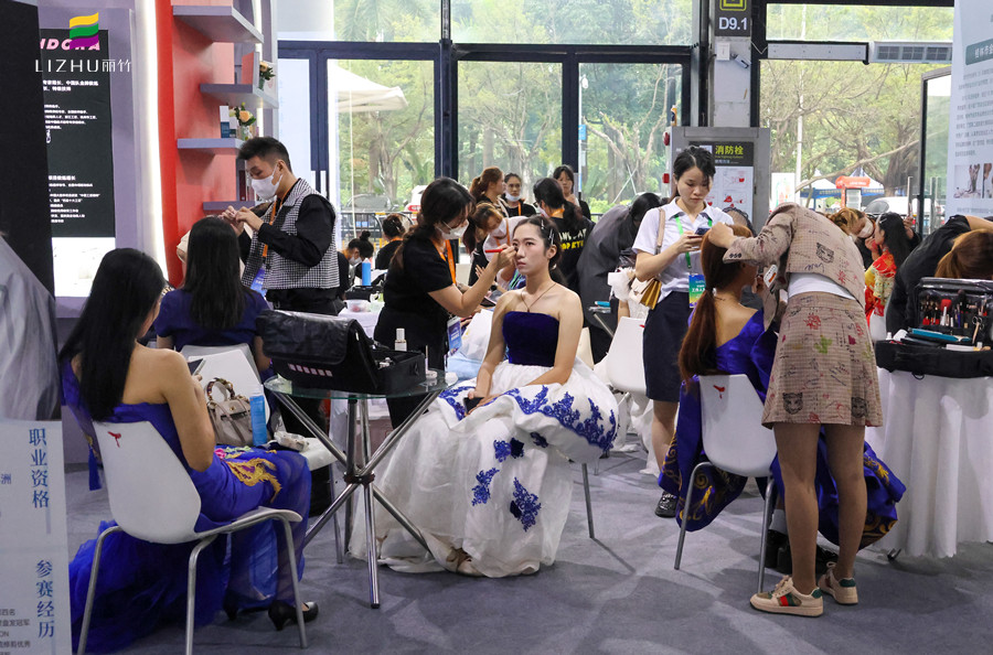 麗竹彩妝專(zhuān)業(yè)為“人博會(huì)民族服飾展”提供化妝服務(wù)