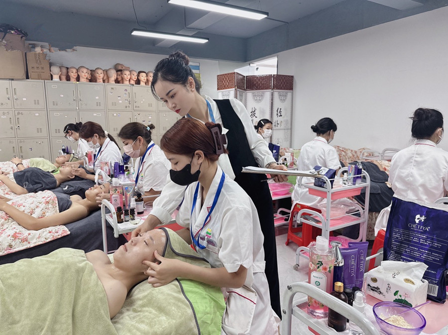 改善面部細紋的手法？南寧皮膚管理培訓(xùn)