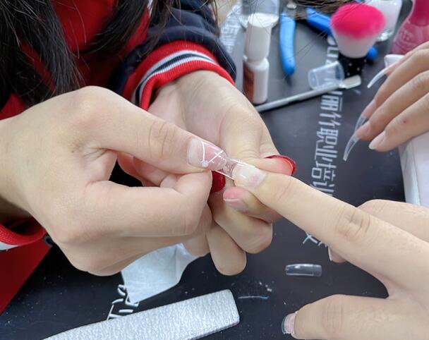 廣西美甲：貼甲片需要照燈嗎？