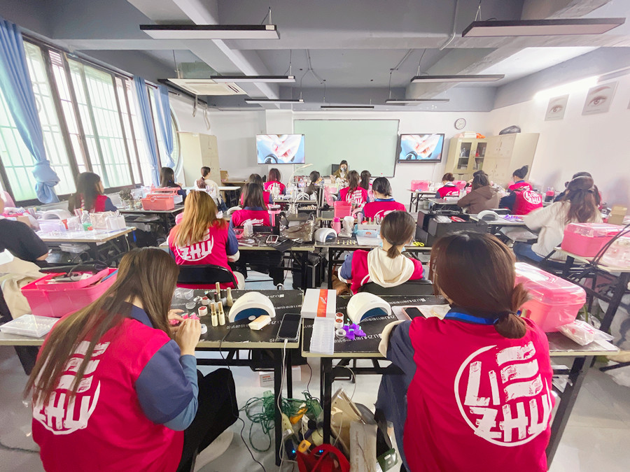 南寧專(zhuān)業(yè)美甲師課程圓滿(mǎn)結(jié)束