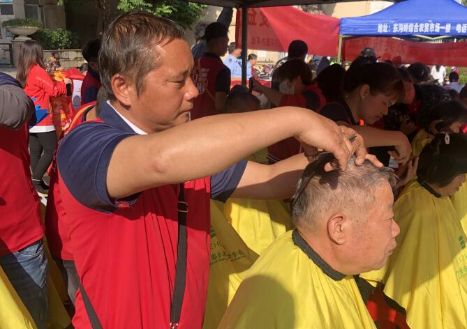 冬日暖陽(yáng)，廣西美發(fā)理發(fā)學(xué)校小區(qū)免費(fèi)理發(fā)