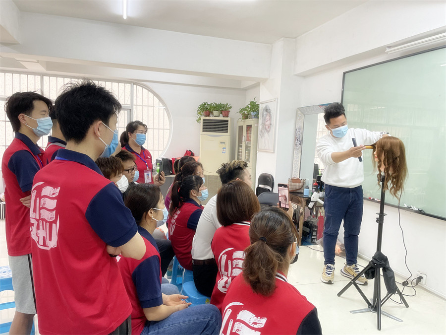 電卷棒怎么用？南寧學(xué)美發(fā)工具有哪些？