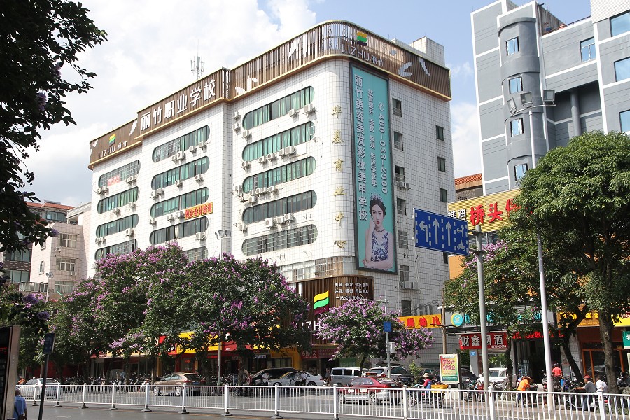 亖瘋了！南寧市美業(yè)職業(yè)培訓(xùn)學(xué)校生源爆滿