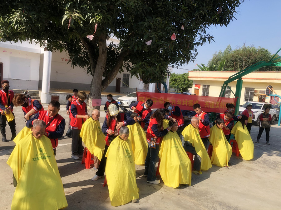 麗竹學(xué)校到隆安那桐下鄧村開展“三下鄉(xiāng)”理發(fā)活動(dòng)