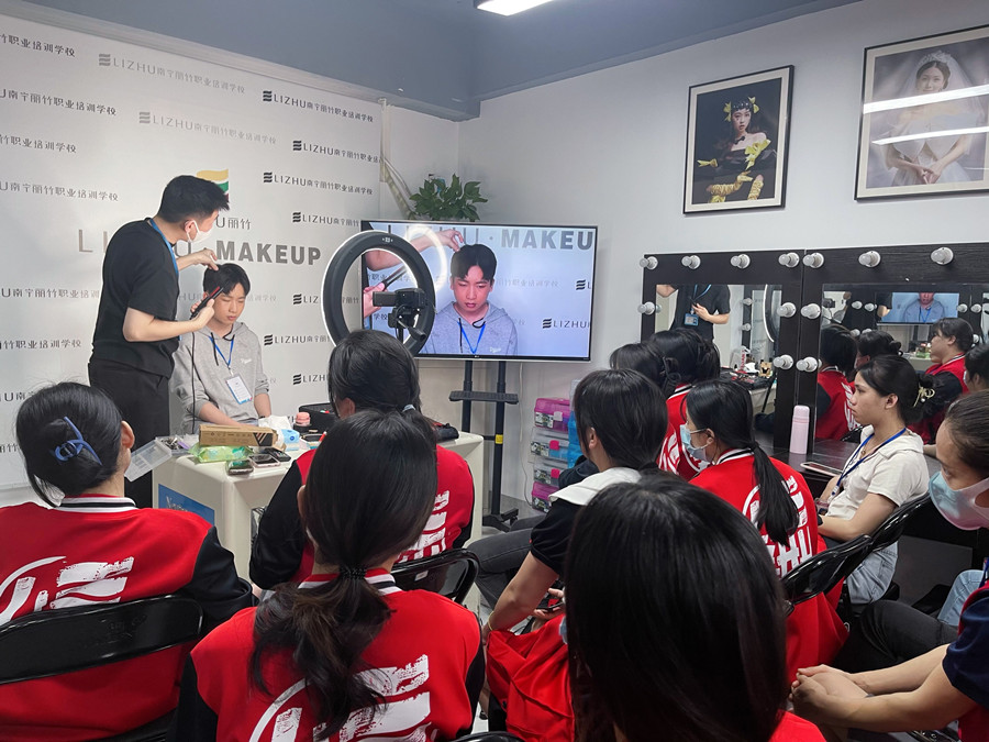 如何給男生化妝？廣西化妝彩妝基礎(chǔ)