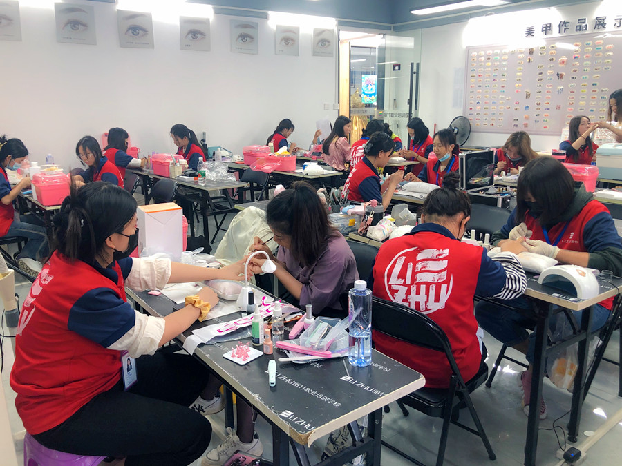 從零開始學美甲：卡通漫畫美甲