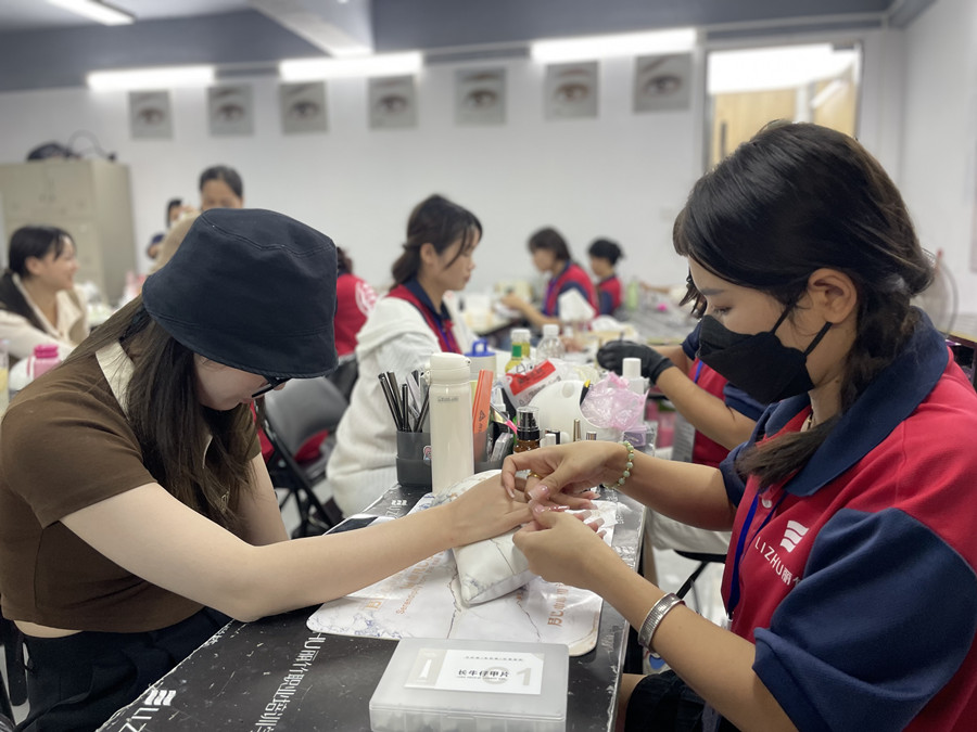 全貼甲片卸甲步驟，廣西美甲學(xué)校在哪里？