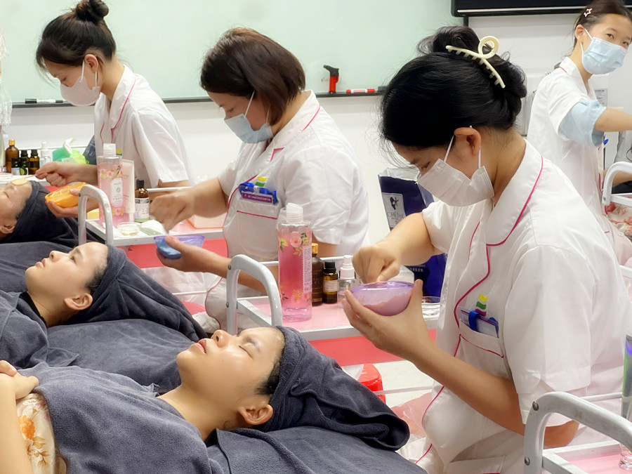 軟膜與貼片面膜的特點(diǎn)，南寧美容培訓(xùn)課程