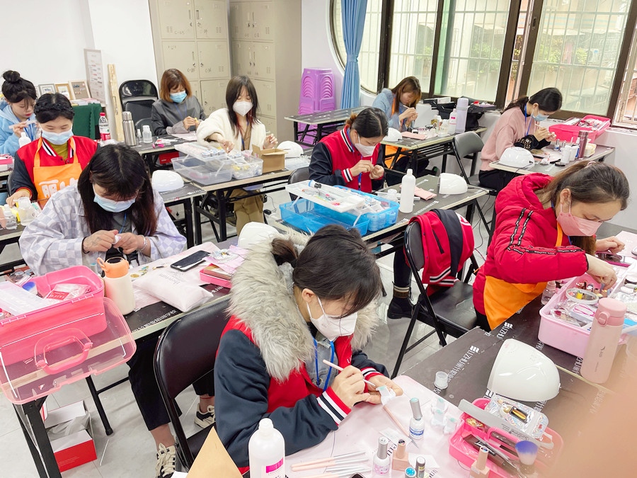 水彩草莓美甲，廣西美甲學校推薦