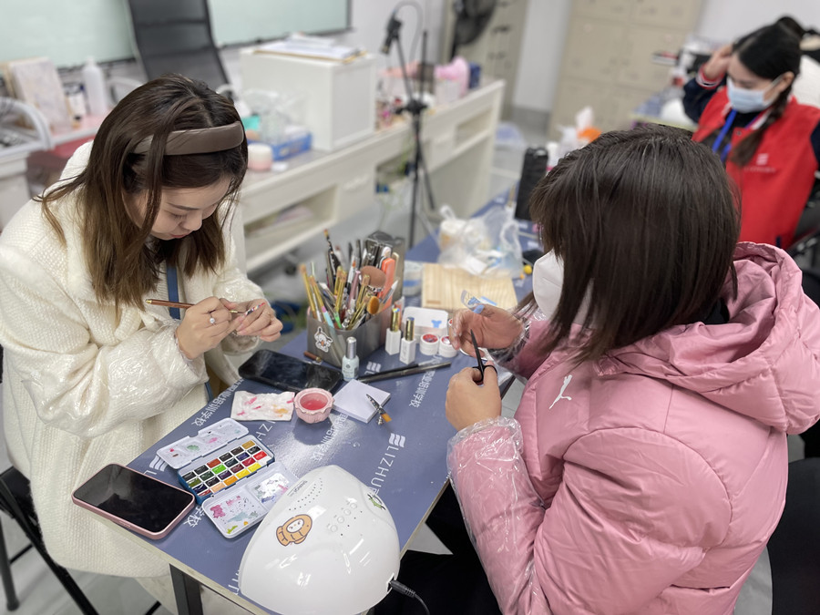 拋光條會(huì)傷害指甲嗎？南寧美甲專(zhuān)業(yè)培訓(xùn)班