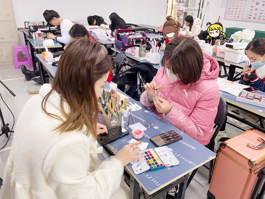 美甲學(xué)色彩重要性，廣西美甲基礎(chǔ)班彩教學(xué)內(nèi)容