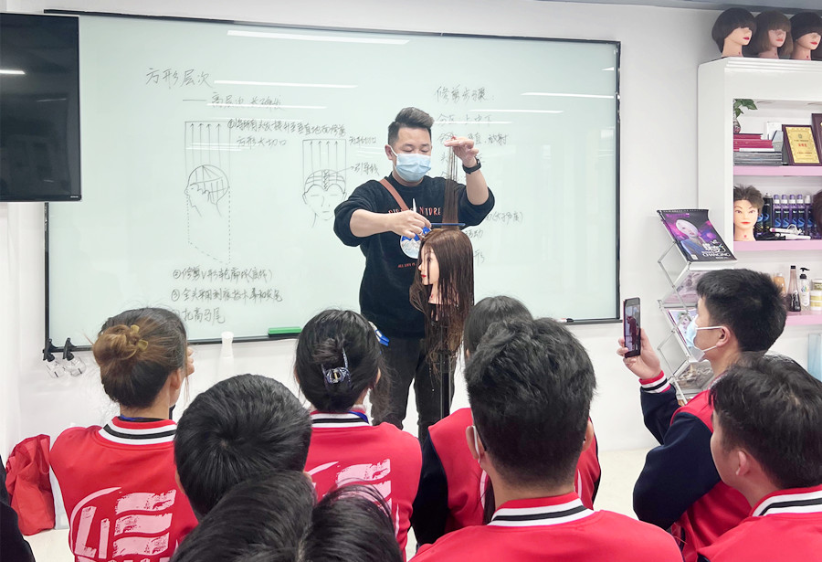 高馬尾的修剪技巧，南寧學(xué)女士剪發(fā)