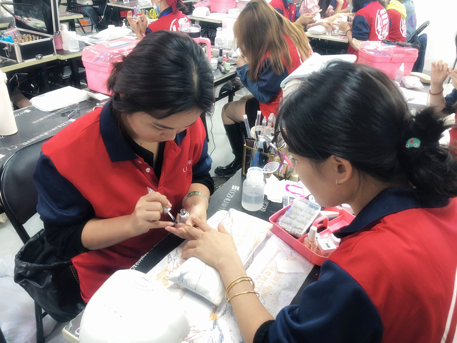 美甲延長(zhǎng)甲的正確卸法，廣西美甲店常用方法