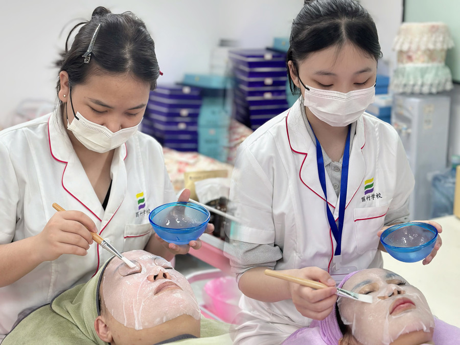 日常面部補(bǔ)水流程，南寧皮膚管理實(shí)訓(xùn)