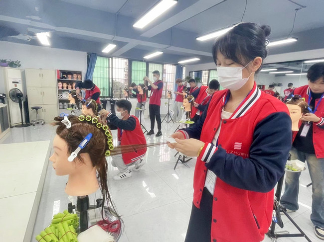 國際標(biāo)準(zhǔn)卷杠考核，南寧燙染剪技術(shù)進(jìn)修班課堂