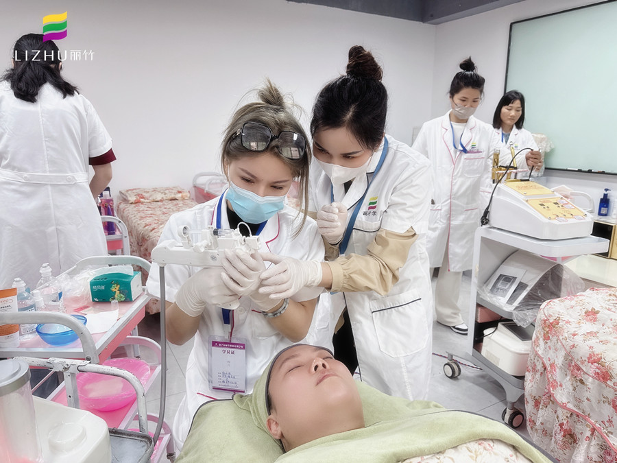 學(xué)美容儀器的基礎(chǔ)，南寧美容學(xué)校一對(duì)一教學(xué)