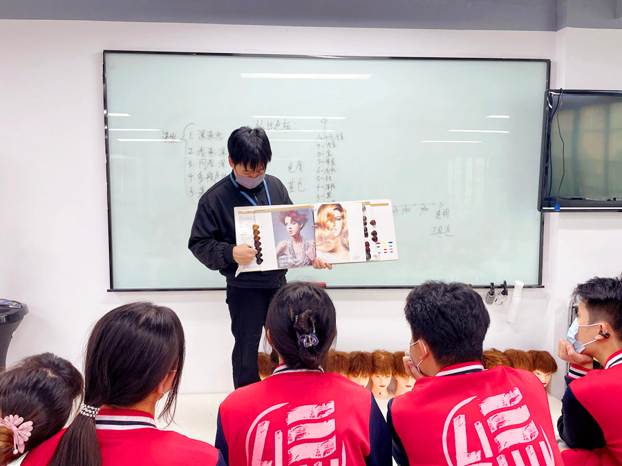 認(rèn)識(shí)染發(fā)系統(tǒng)和色板，南寧學(xué)染發(fā)基礎(chǔ)