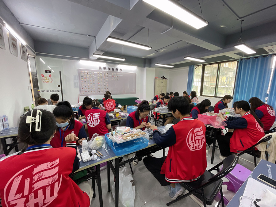 雕花草莓熊美甲 | 南寧美甲進(jìn)修去哪里