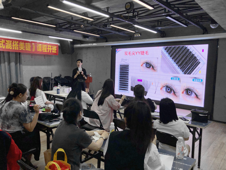 南寧美甲美睫培訓學?！痘ㄊ交齑蠲澜蕖氛n程開班