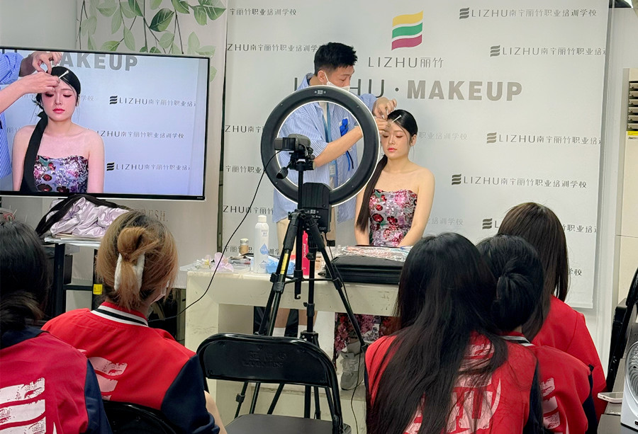 新中式禮服新娘造型特點(diǎn)，廣西新娘妝跟妝課程