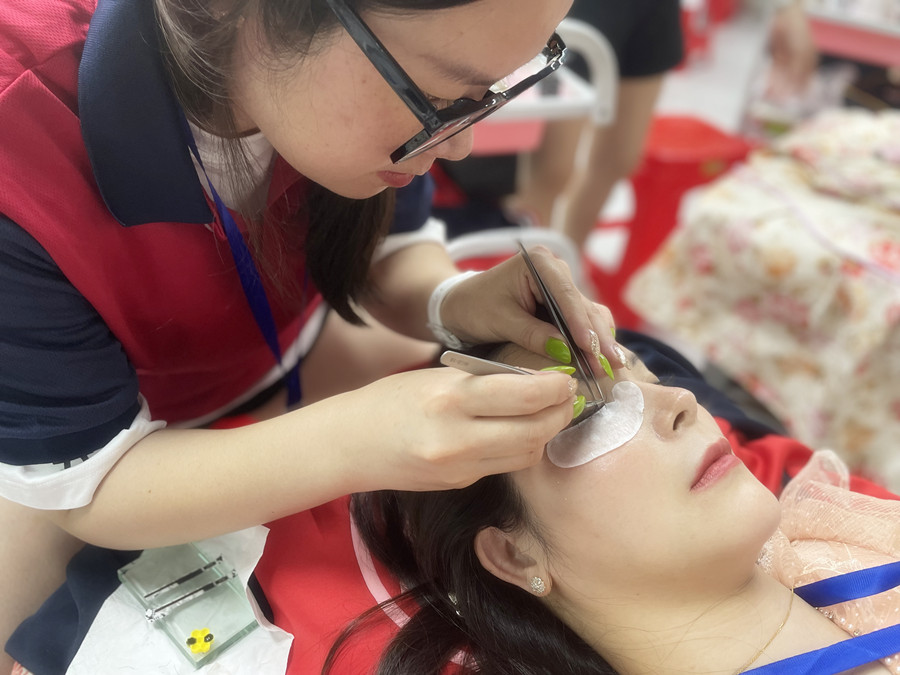 美睫后眼睛癢？廣西美甲美睫學(xué)校幫你解決