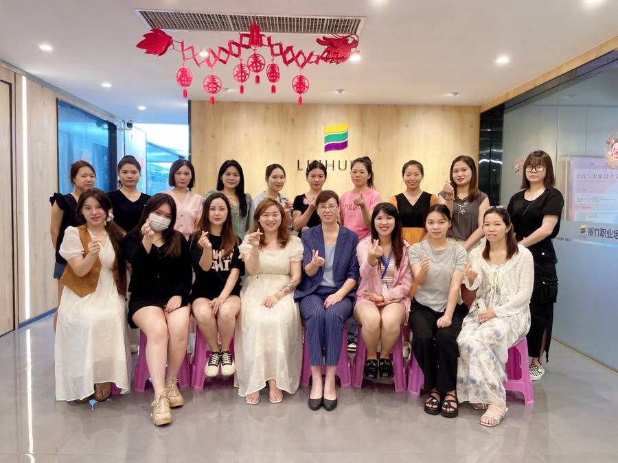 圓滿收官！南寧美睫職業(yè)學(xué)校課程結(jié)束