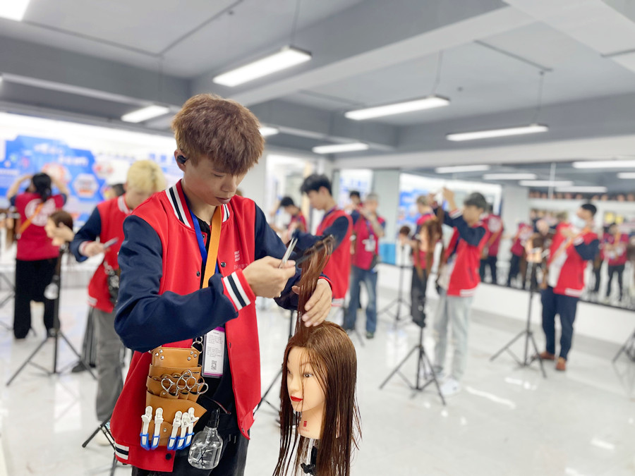 影響剪發(fā)的因素，廣西剪發(fā)結(jié)技術(shù)學(xué)校課程講解