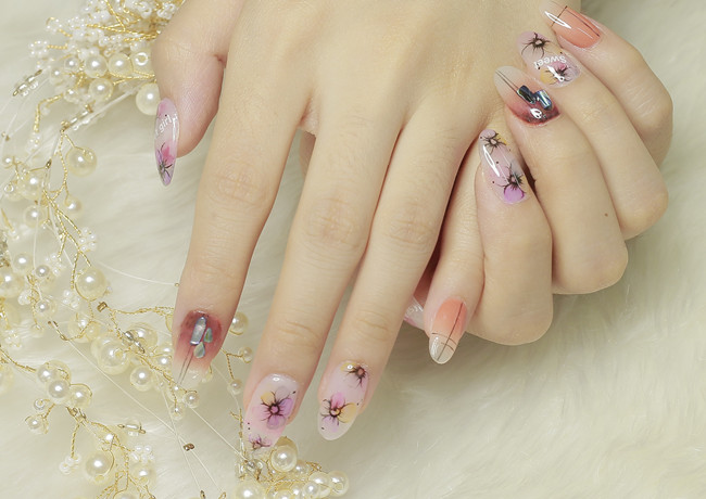 韓式花朵美甲，南寧美甲學(xué)習(xí)中心推薦