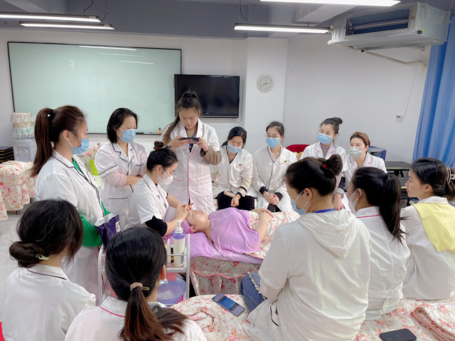 問題皮膚夏日護(hù)膚指南，南寧美容養(yǎng)顏學(xué)校分享