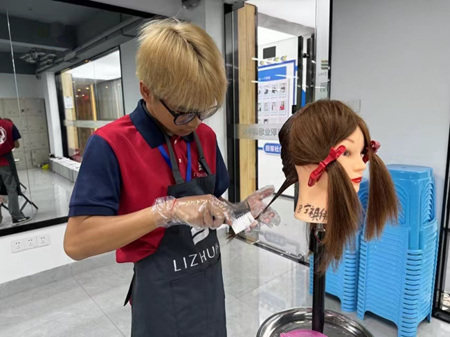 如何進行染發(fā)？南寧燙染實訓課堂