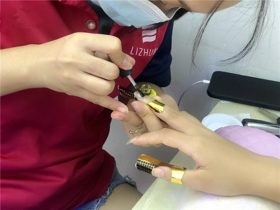 貼甲片和延長(zhǎng)甲的區(qū)別，南寧美甲師培訓(xùn)課程