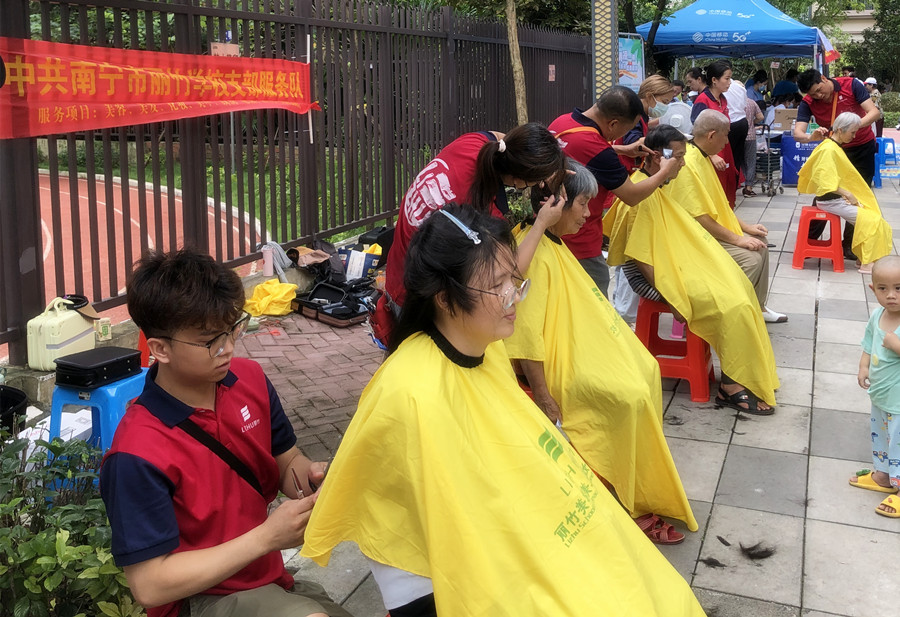 南寧培訓(xùn)美發(fā)社會實踐，為公園溪府小區(qū)居民免費理發(fā)