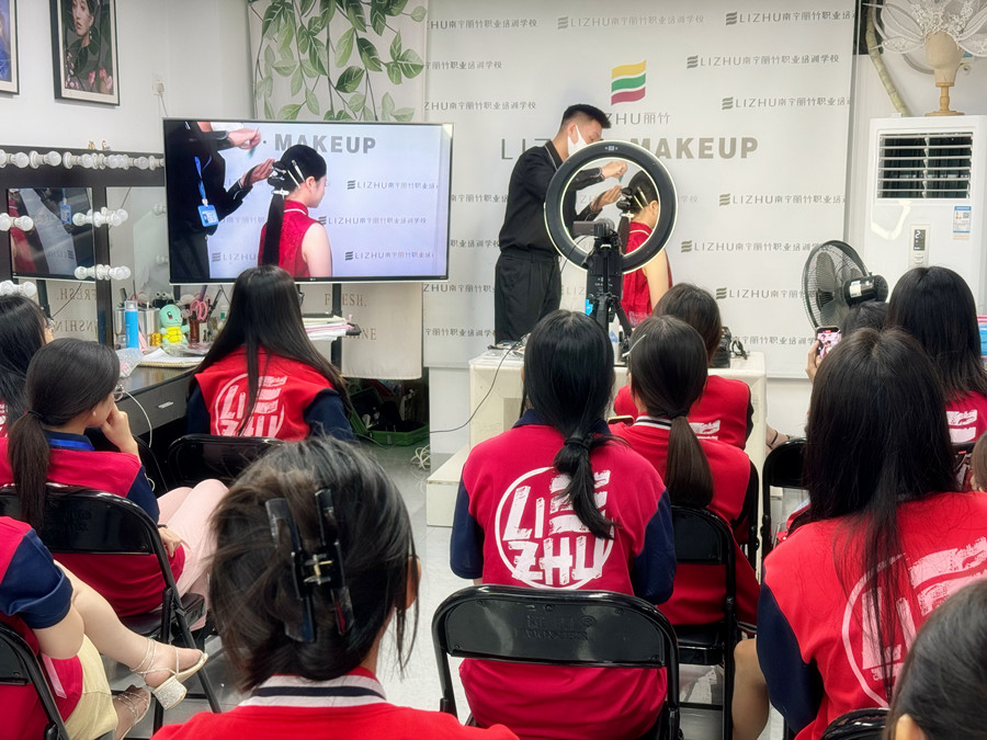 剪紙國風(fēng)造型課堂，廣西專業(yè)彩妝學(xué)校