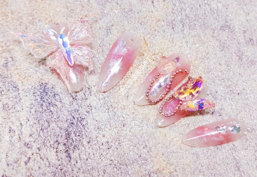 蝴蝶飾品美甲，廣西美甲技術(shù)職業(yè)作品分享