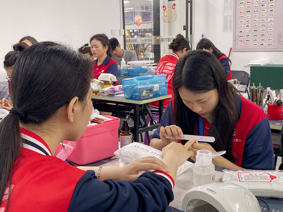 如何成為高價(jià)美甲師？廣西學(xué)美甲哪里時(shí)尚？