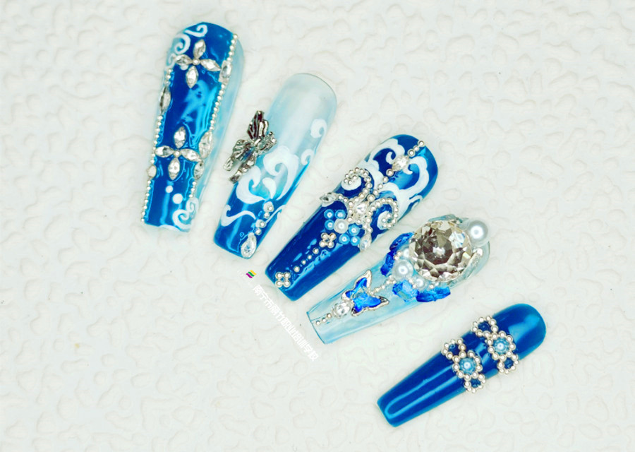 克萊因藍貼鉆美甲，南寧美甲造型專業(yè)學(xué)校實訓(xùn)作品
