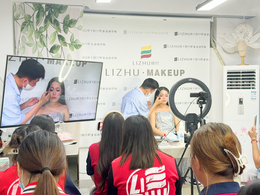 學(xué)人魚公主造型手法示范，了解南寧化妝學(xué)校怎么招生？