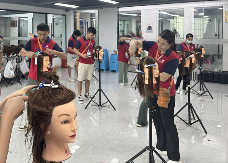 什么是挑剪？廣西美發(fā)剪發(fā)理發(fā)學(xué)校課堂講解