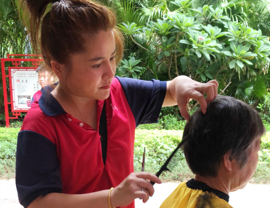 抓剪的操作手法，南寧美發(fā)理發(fā)學(xué)校為你介紹