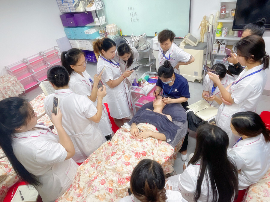 南寧美容專業(yè)教學：如何進行眼部護理？