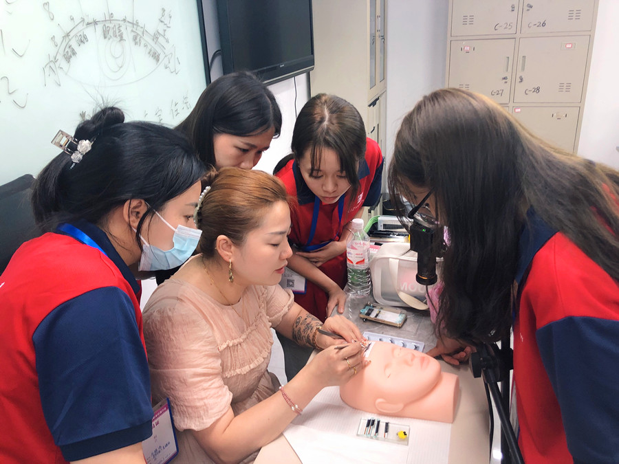 新手為什么都要在仿皮練習？南寧美睫課堂實況